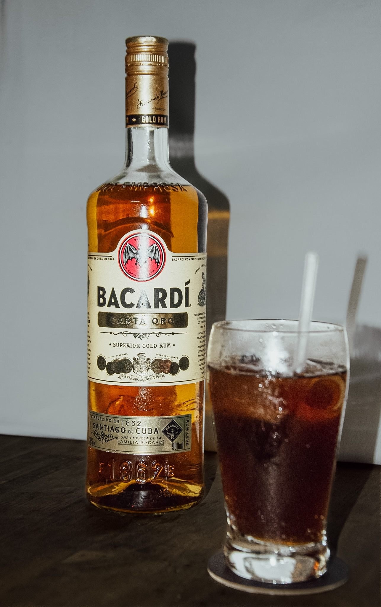 Cuba libre com gelo e limão